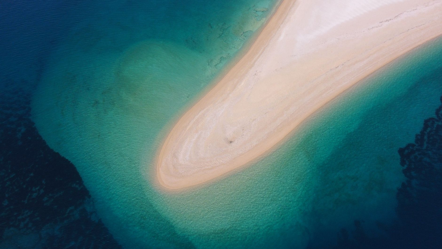 Vista aérea das dunas de areia branca e águas cristalinas do Arquipélago de Bazaruto em Moçambique