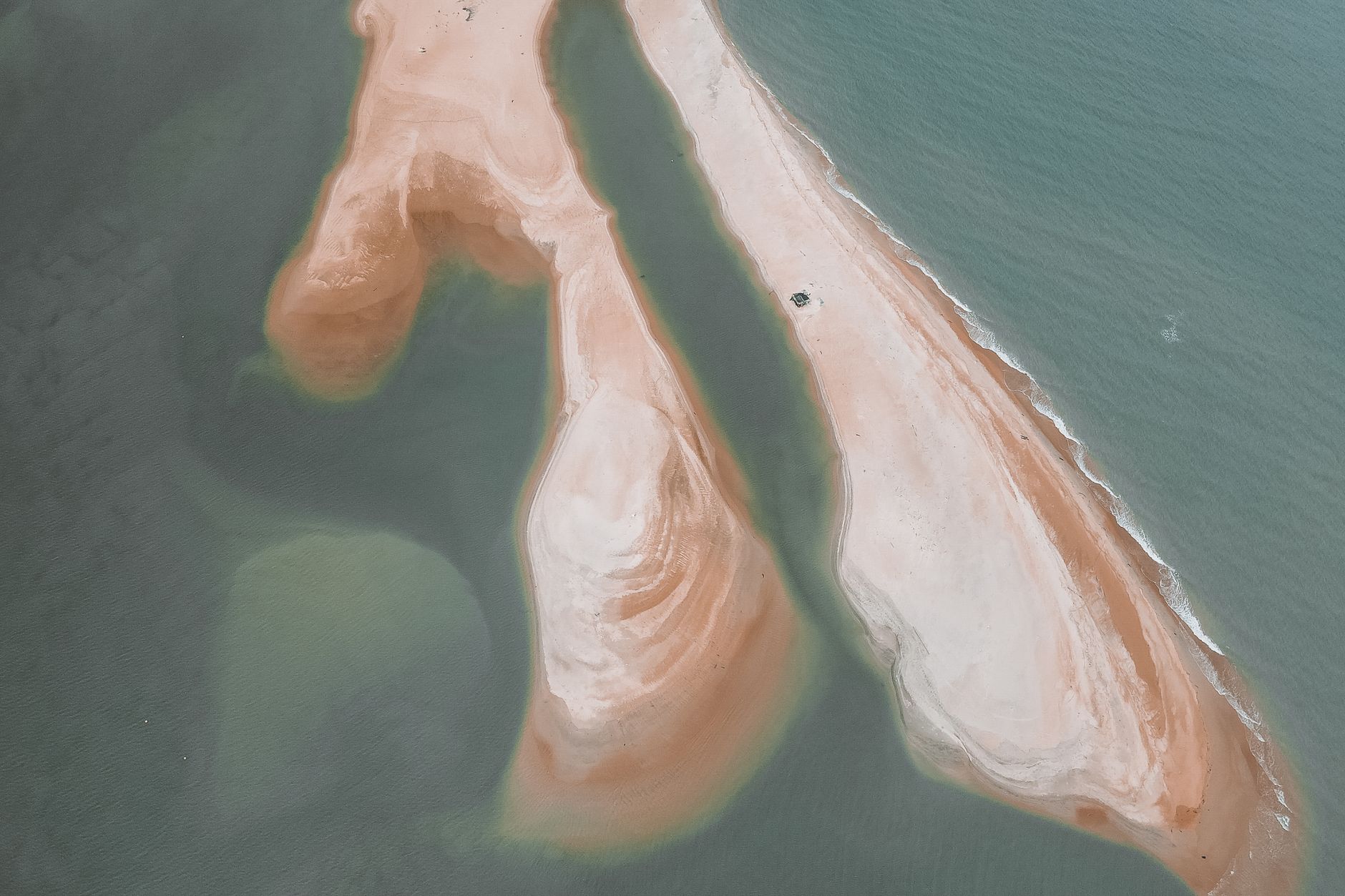 Praia paradisíaca com águas cristalinas em Moçambique