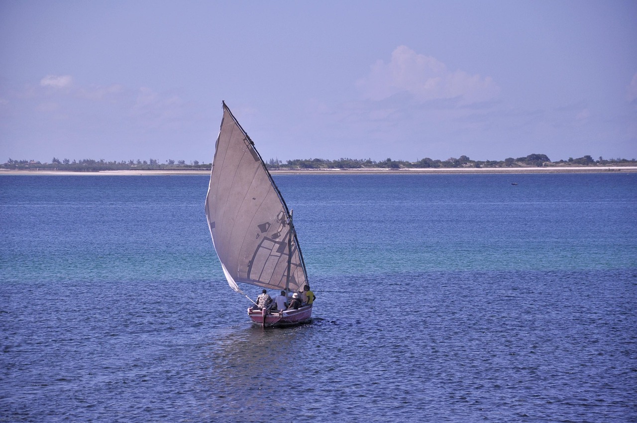 Paisagem costeira paradisíaca em Moçambique com águas cristalinas