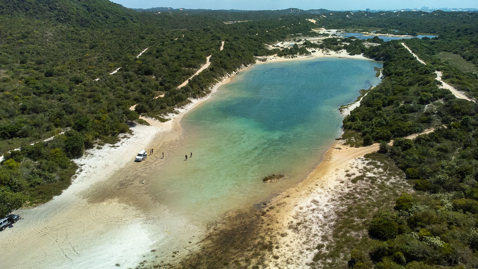 Vista panorâmica da vasta lagoa e das margens de areia branca da Praia do Bilene em Moçambique