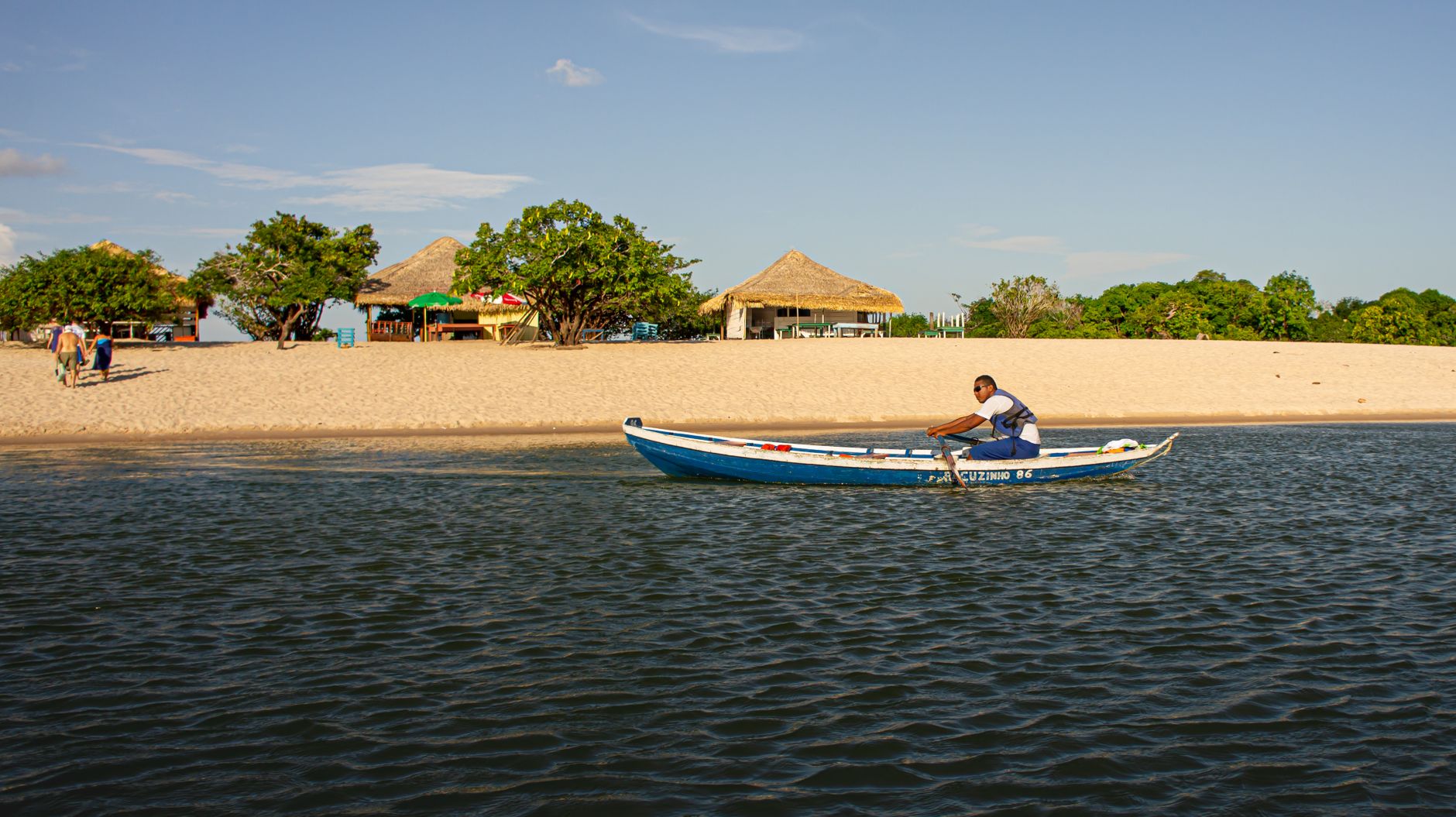 Vista panorâmica das águas calmas da Lagoa Uembje na Praia do Bilene em Moçambique