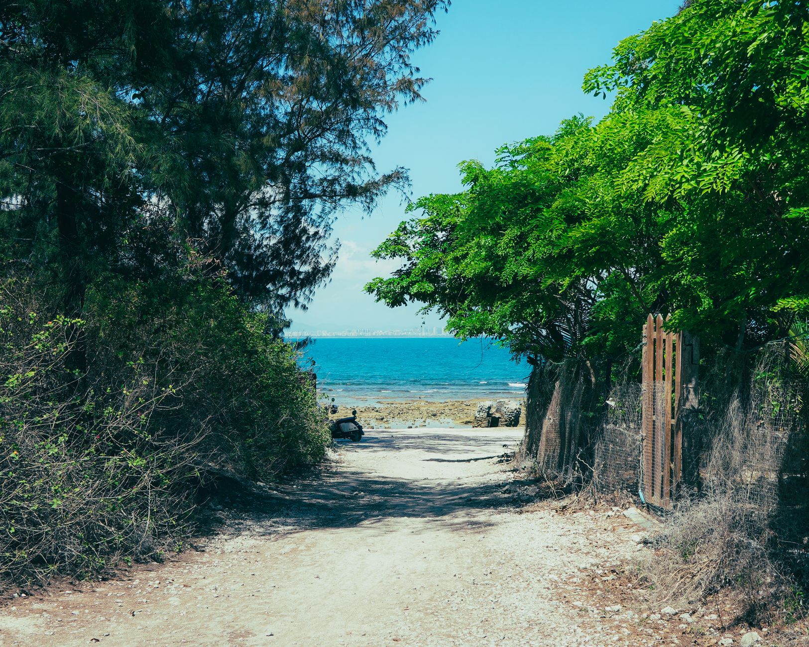 Vista panorâmica das margens calmas da Lagoa Uembje na Praia do Bilene em Moçambique
