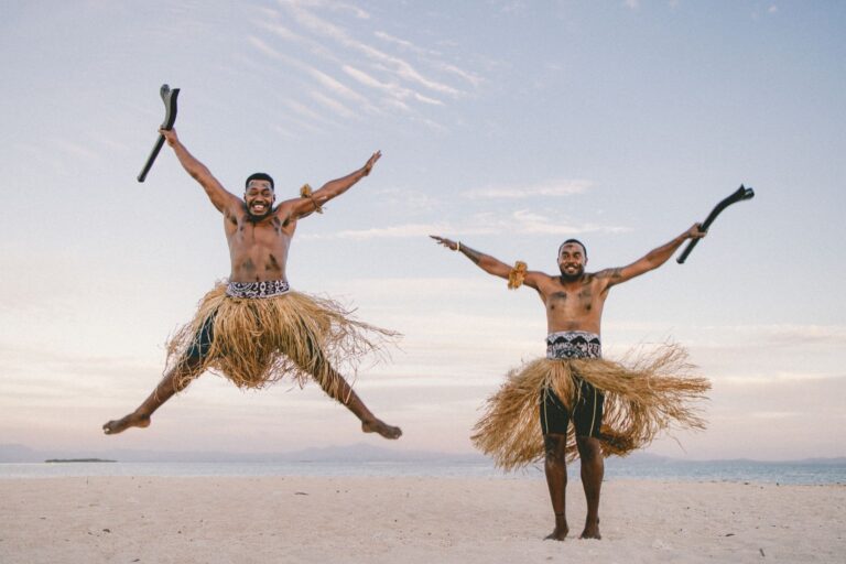 Festival cultural tradicional a decorrer numa praia em Mocambique