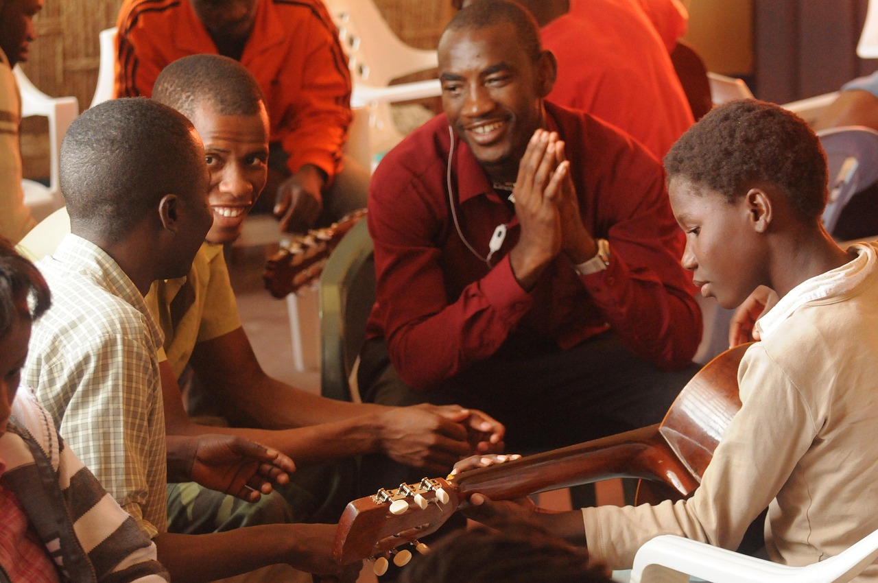 Festival cultural tradicional com dançarinos em Moçambique