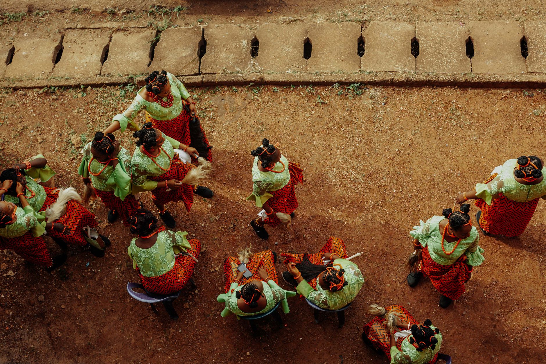Festival cultural e musical ao ar livre com participantes em Moçambique