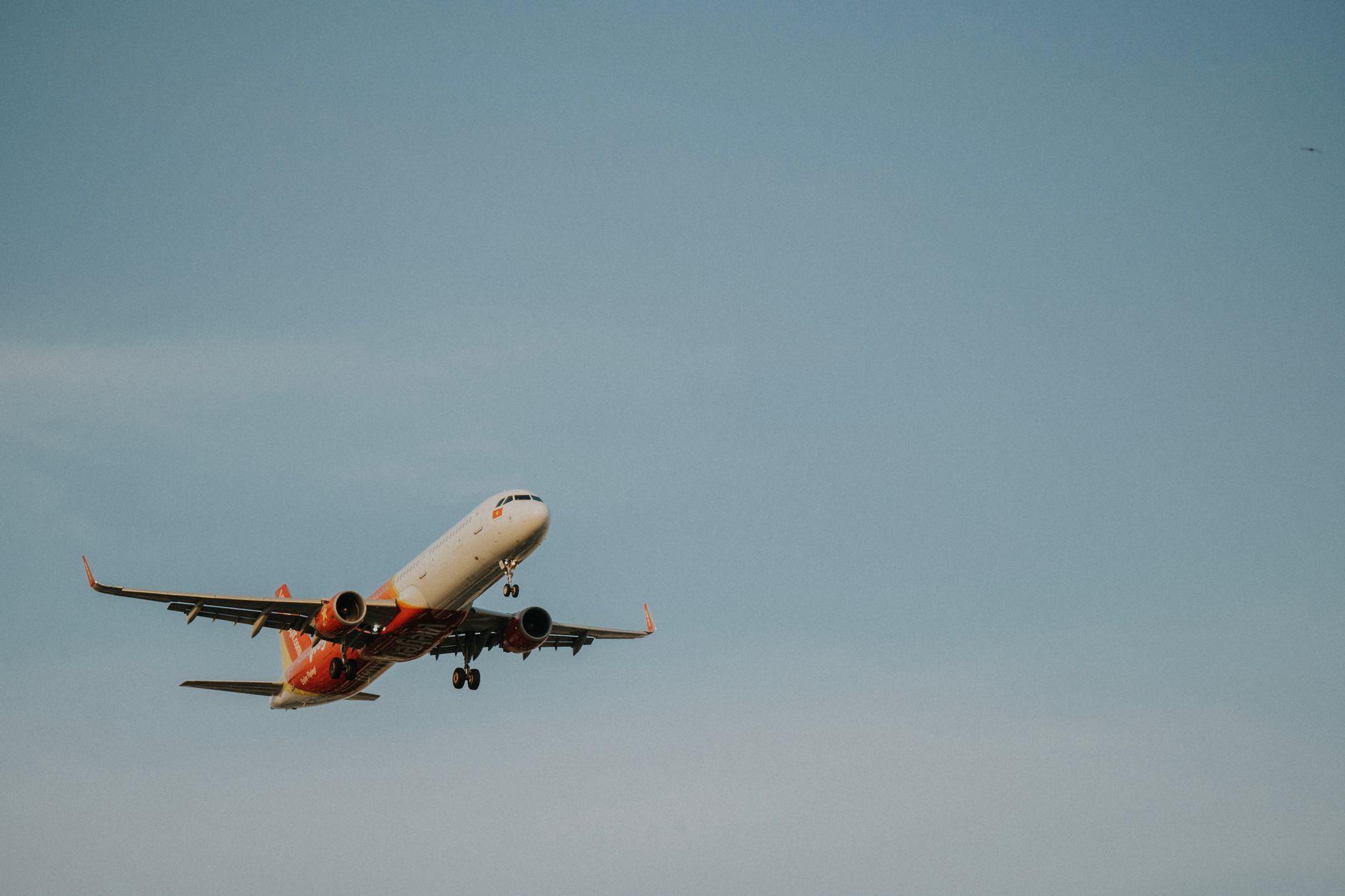 Aviao comercial sobrevoando as paisagens de Mocambique