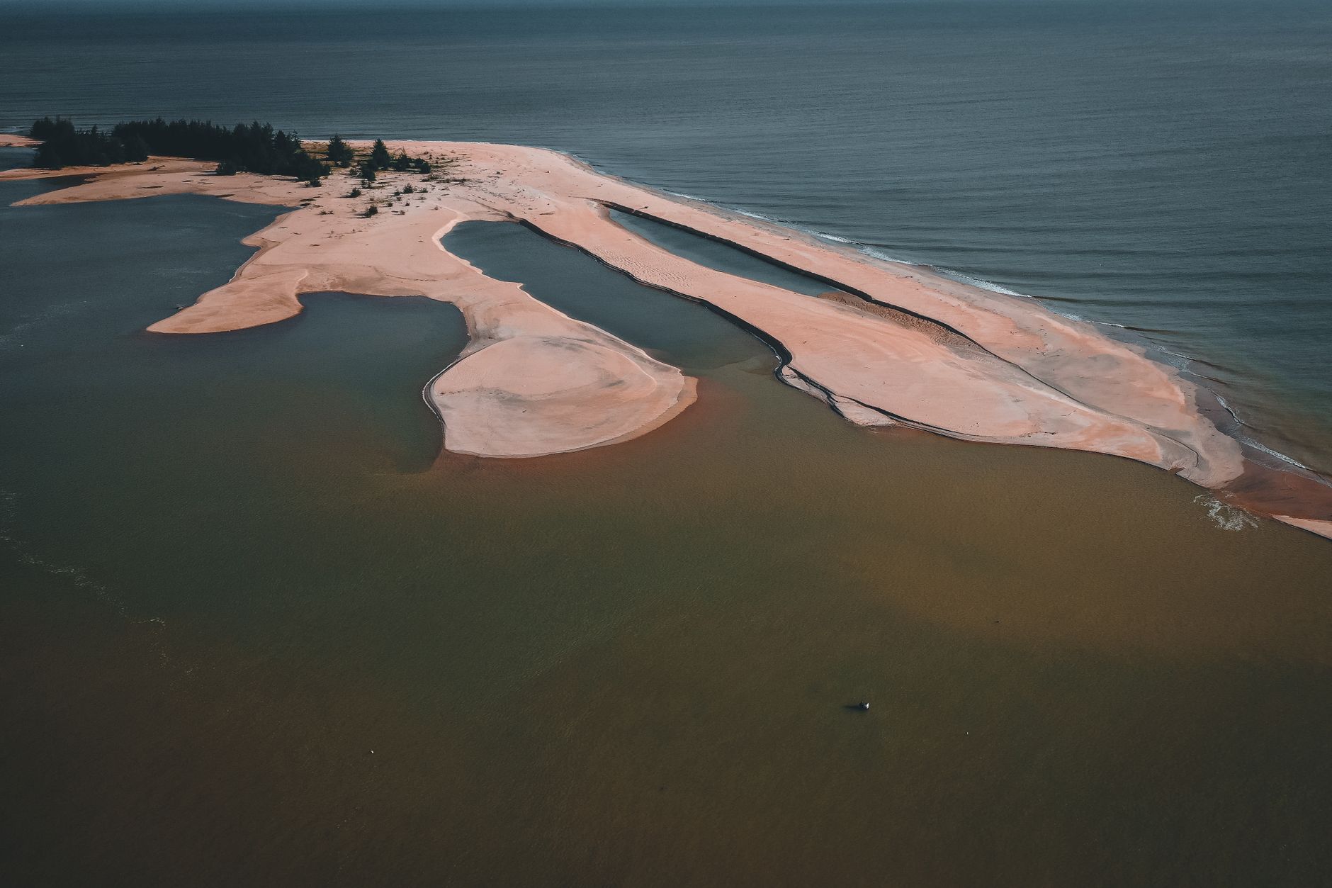 Vista panorâmica da histórica Ilha de Moçambique com os seus edifícios seculares e mar azul