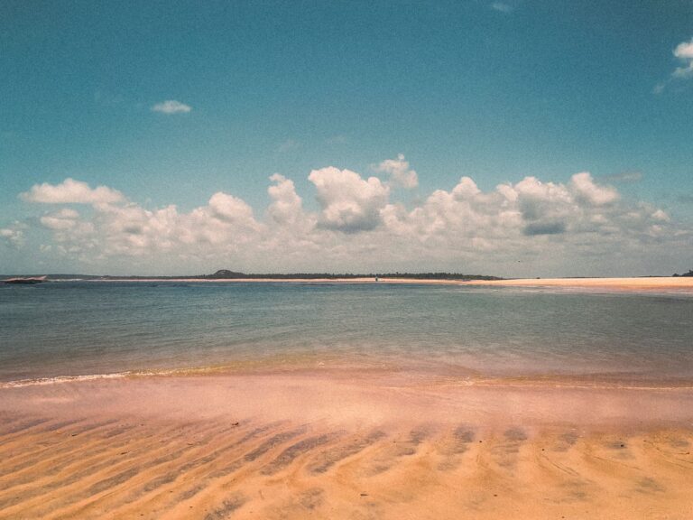 Vista panorâmica da histórica Ilha de Moçambique e sua arquitetura secular