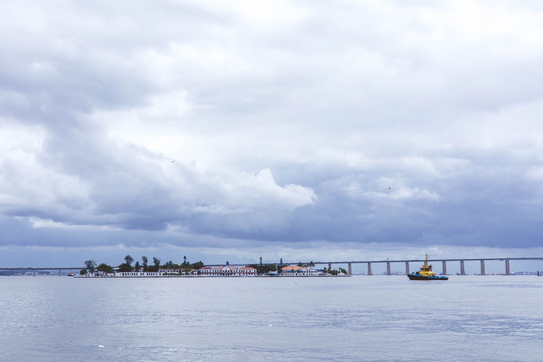 Vista panorâmica da histórica Ilha de Moçambique com os seus edifícios seculares e o mar azul