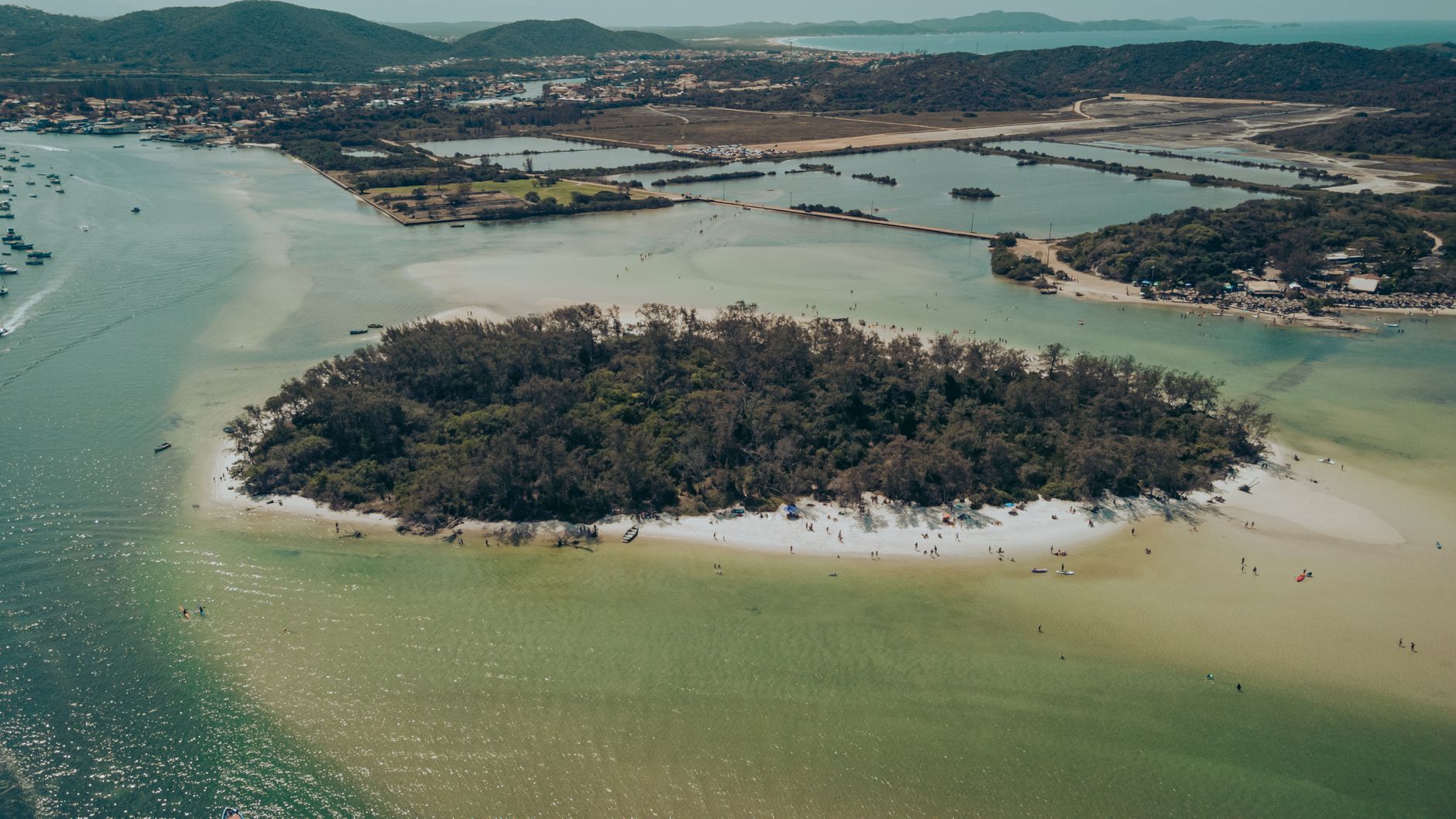 Vista panoramica da Ilha de Mocambique e da sua arquitetura historica com o oceano Indico em fundo