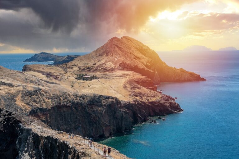 Vista panorâmica da histórica Ilha de Moçambique com o seu património arquitetónico e o mar azul