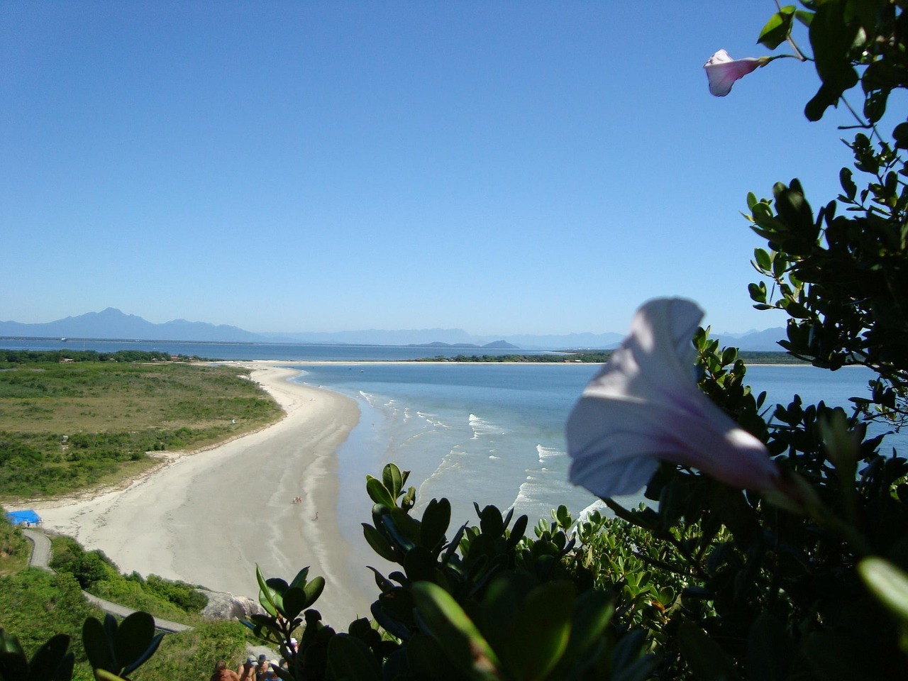 Vista panorâmica da Ilha de Moçambique com os seus edifícios históricos e o mar azul