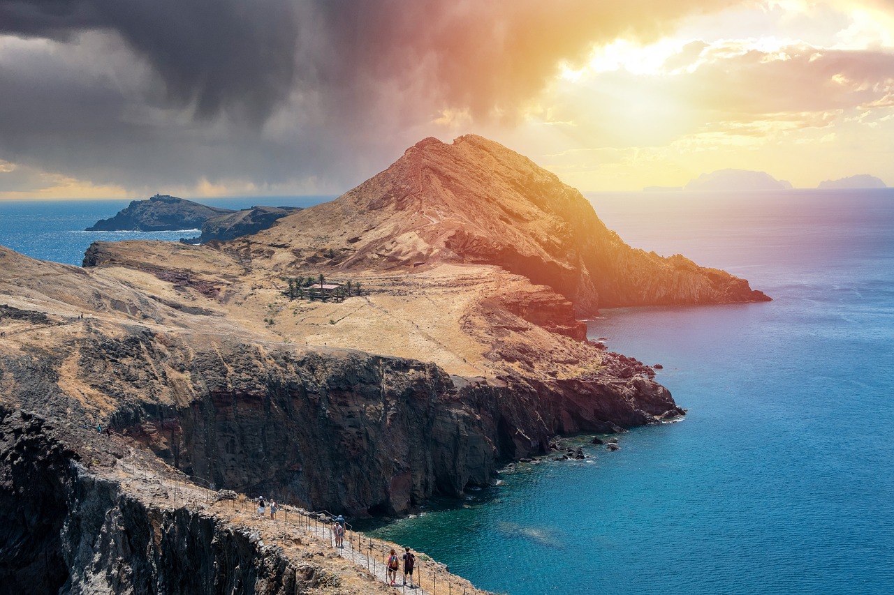 Vista panorâmica da histórica Ilha de Moçambique com o seu património arquitetónico e o mar azul