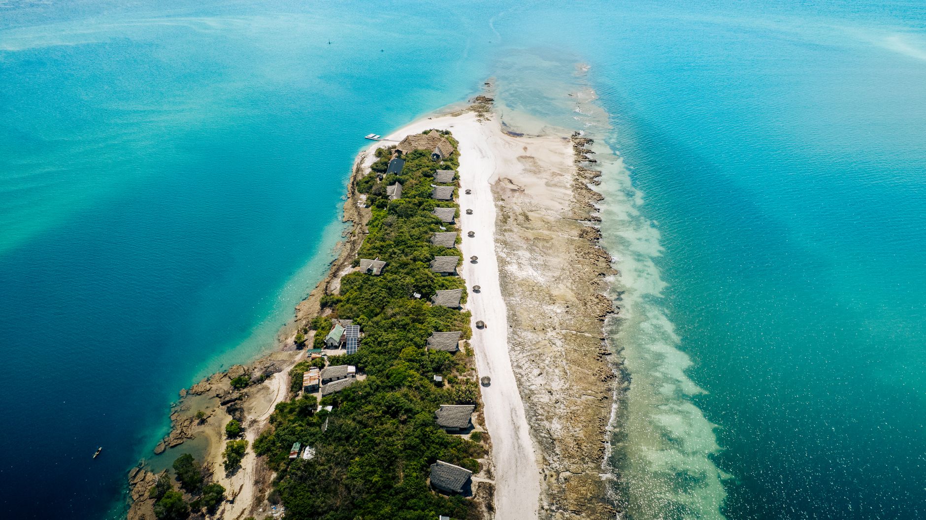 Arquitetura histórica e ruas da Ilha de Moçambique com vista para o oceano Índico