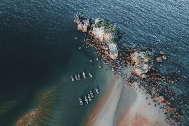 Vista panorâmica da Ilha de Inhaca com as suas águas cristalinas em Moçambique