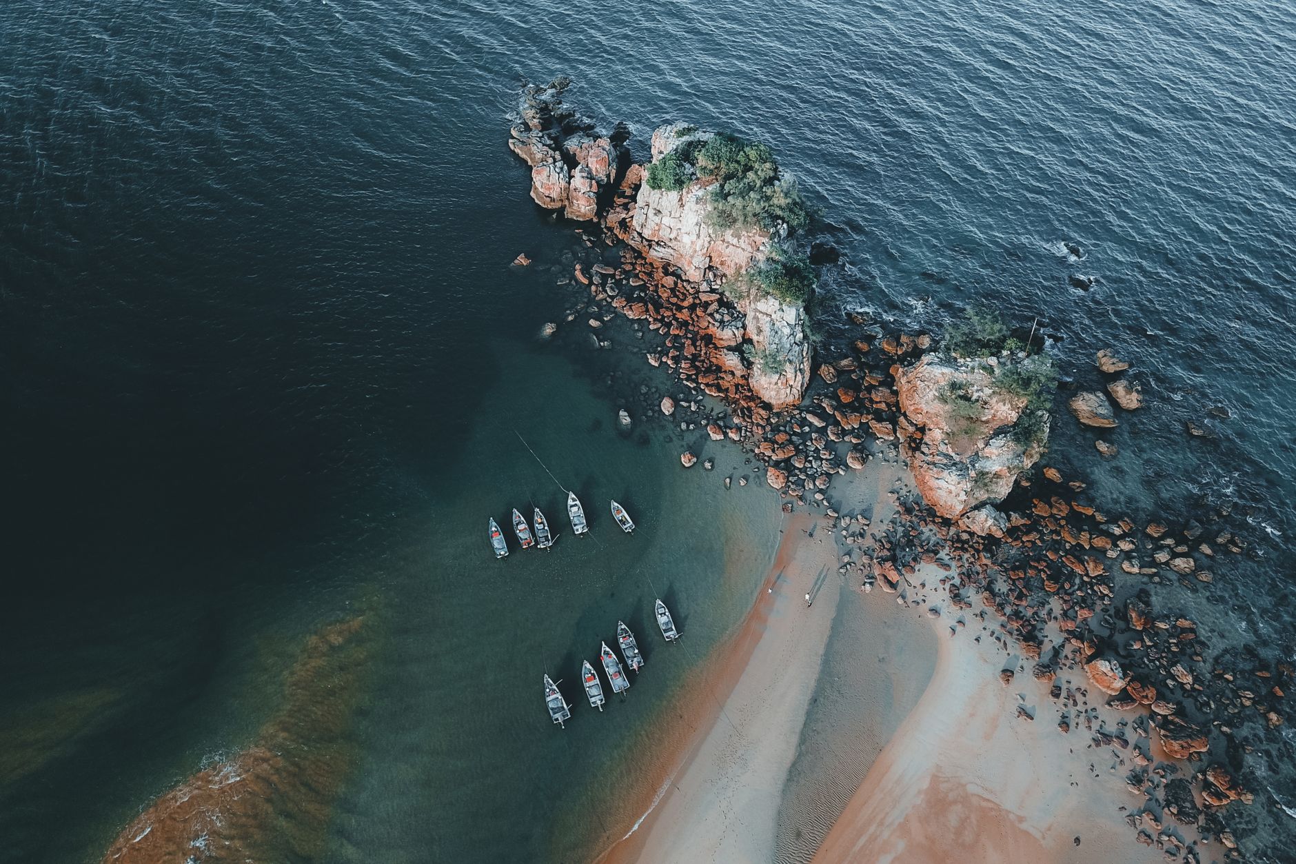 Vista panorâmica da Ilha de Inhaca com as suas águas cristalinas em Moçambique