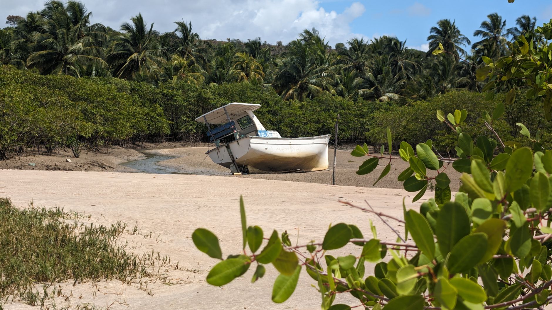 Vista panoramica das aguas cristalinas e praias de branca areia da Ilha de Inhaca em Mocambique