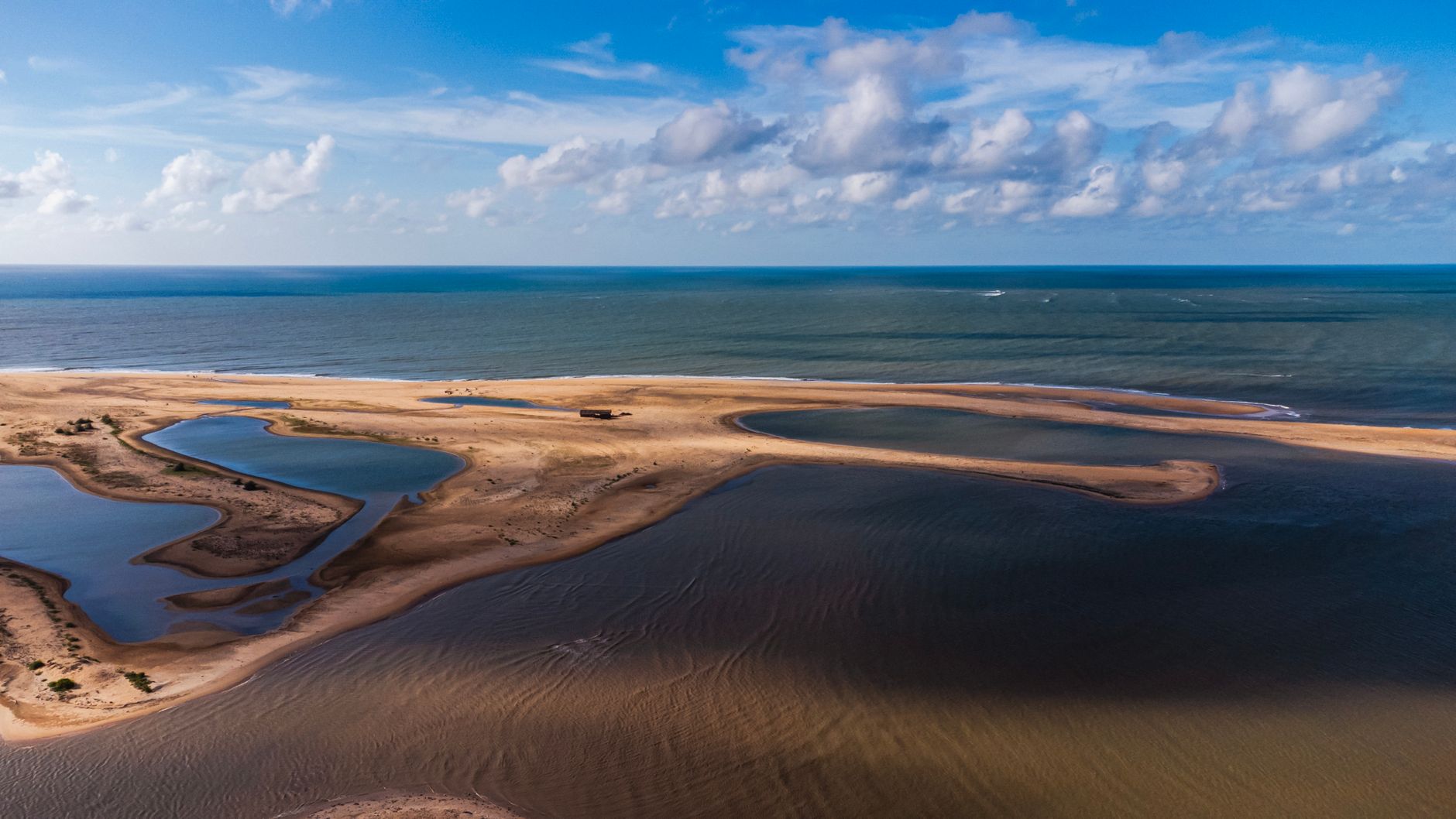Vista panorâmica da Ilha de Inhaca com praias de águas cristalinas em Moçambique