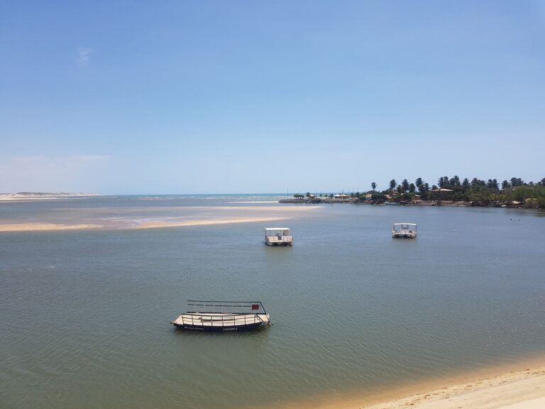 Vista panorâmica da costa de Inhambane em Moçambique com águas cristalinas