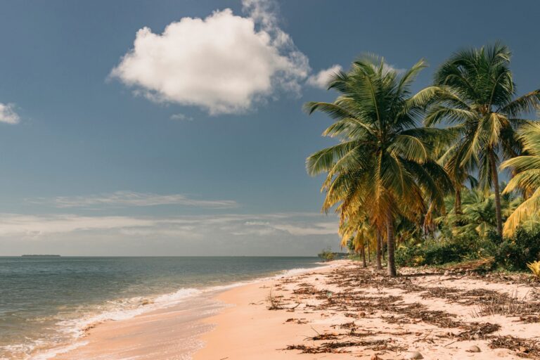 Vista panorâmica da costa de Inhambane banhada pelo oceano Índico em Moçambique