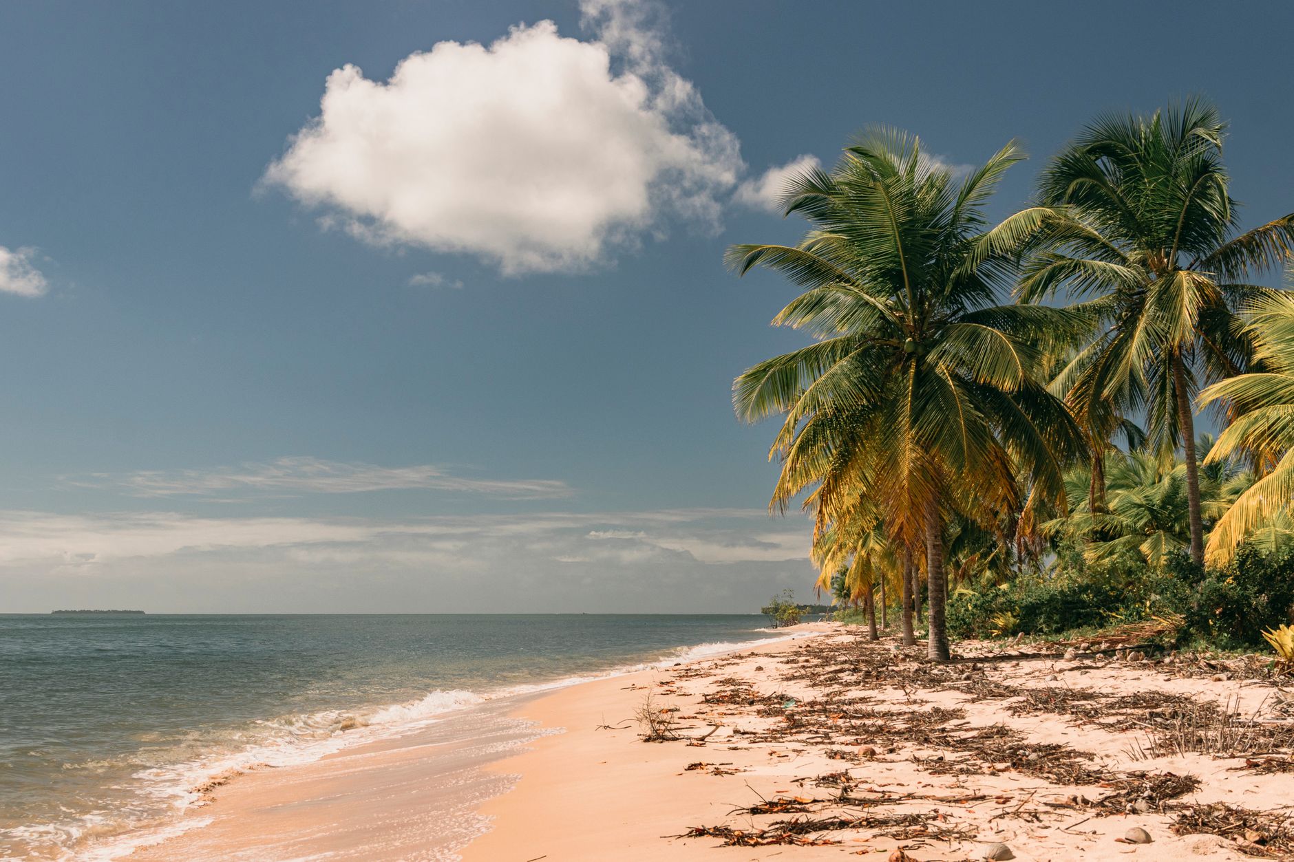 Vista panorâmica da costa de Inhambane banhada pelo oceano Índico em Moçambique