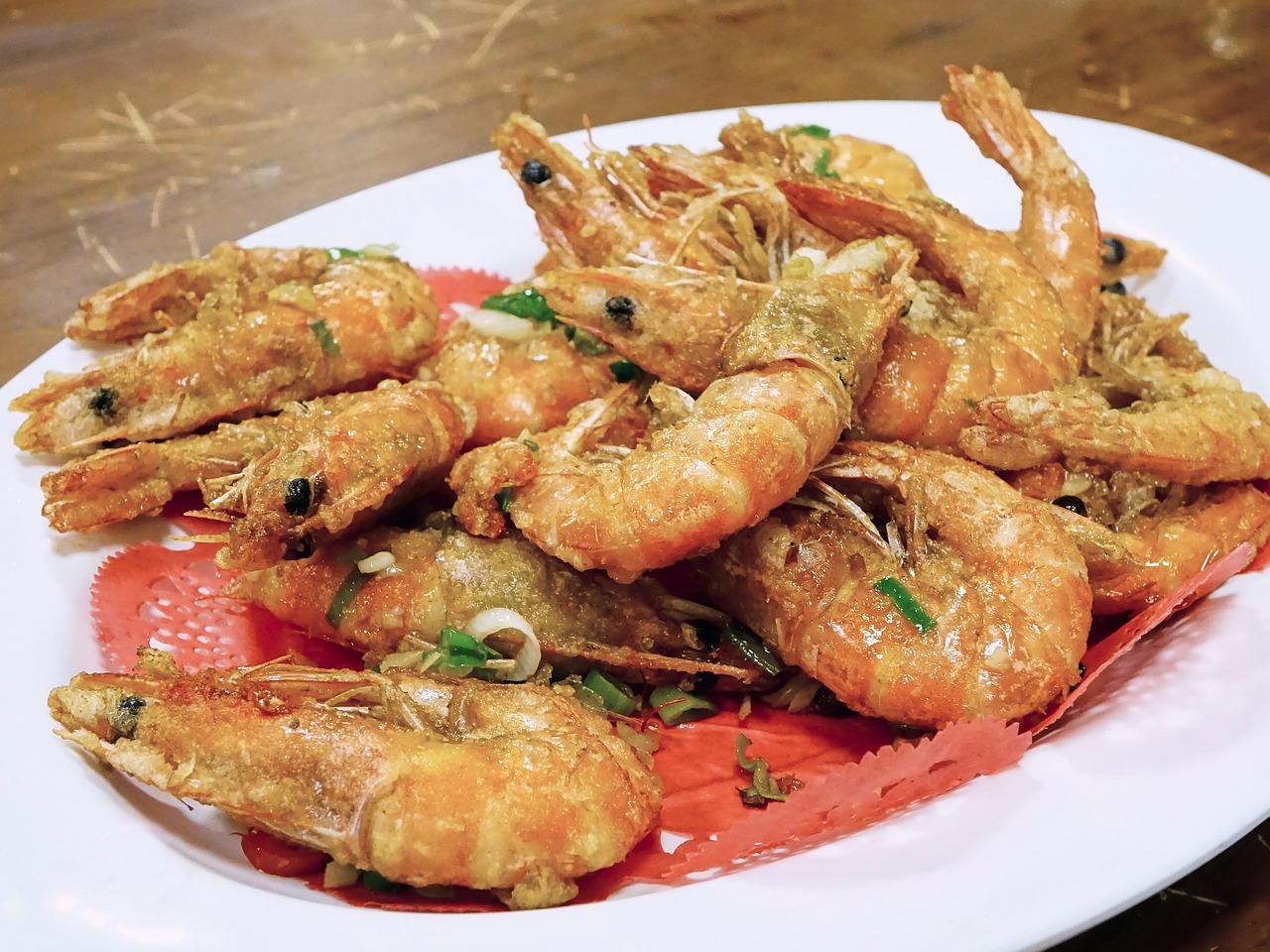Prato de marisco fresco típico da gastronomia local em Inhambane, Moçambique