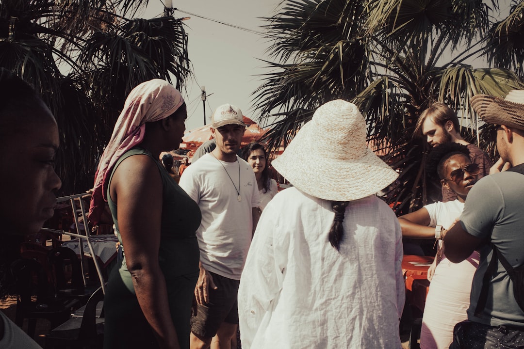 Dancarinos tradicionais em festival cultural em Mocambique