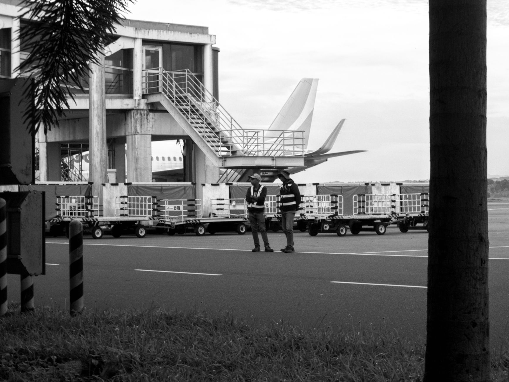 Passaporte e documentos de viagem preparados para entrar em Moçambique no Aeroporto Internacional de Maputo