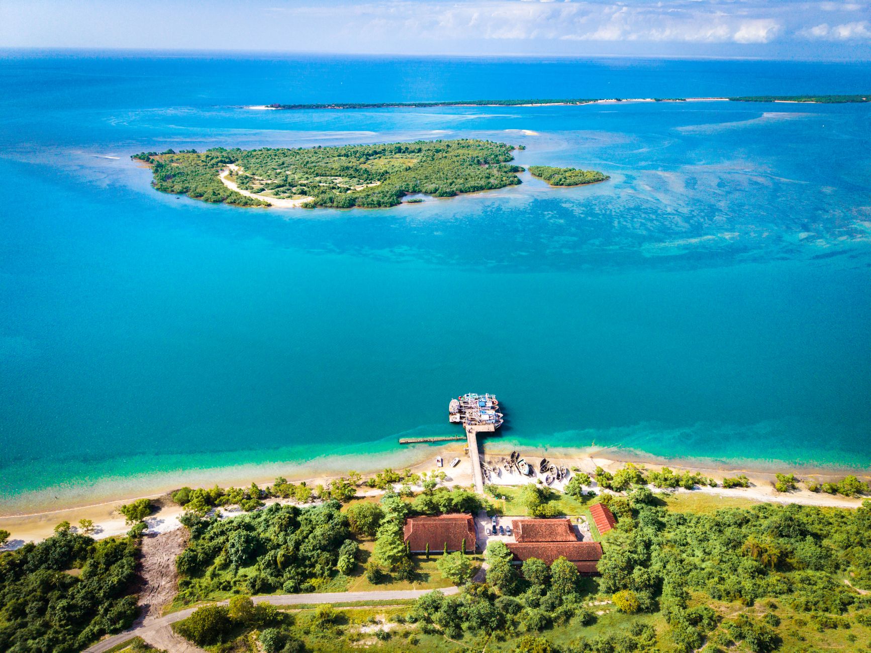 Vista panoramica da baia de Pemba com aguas turquesa em Mocambique