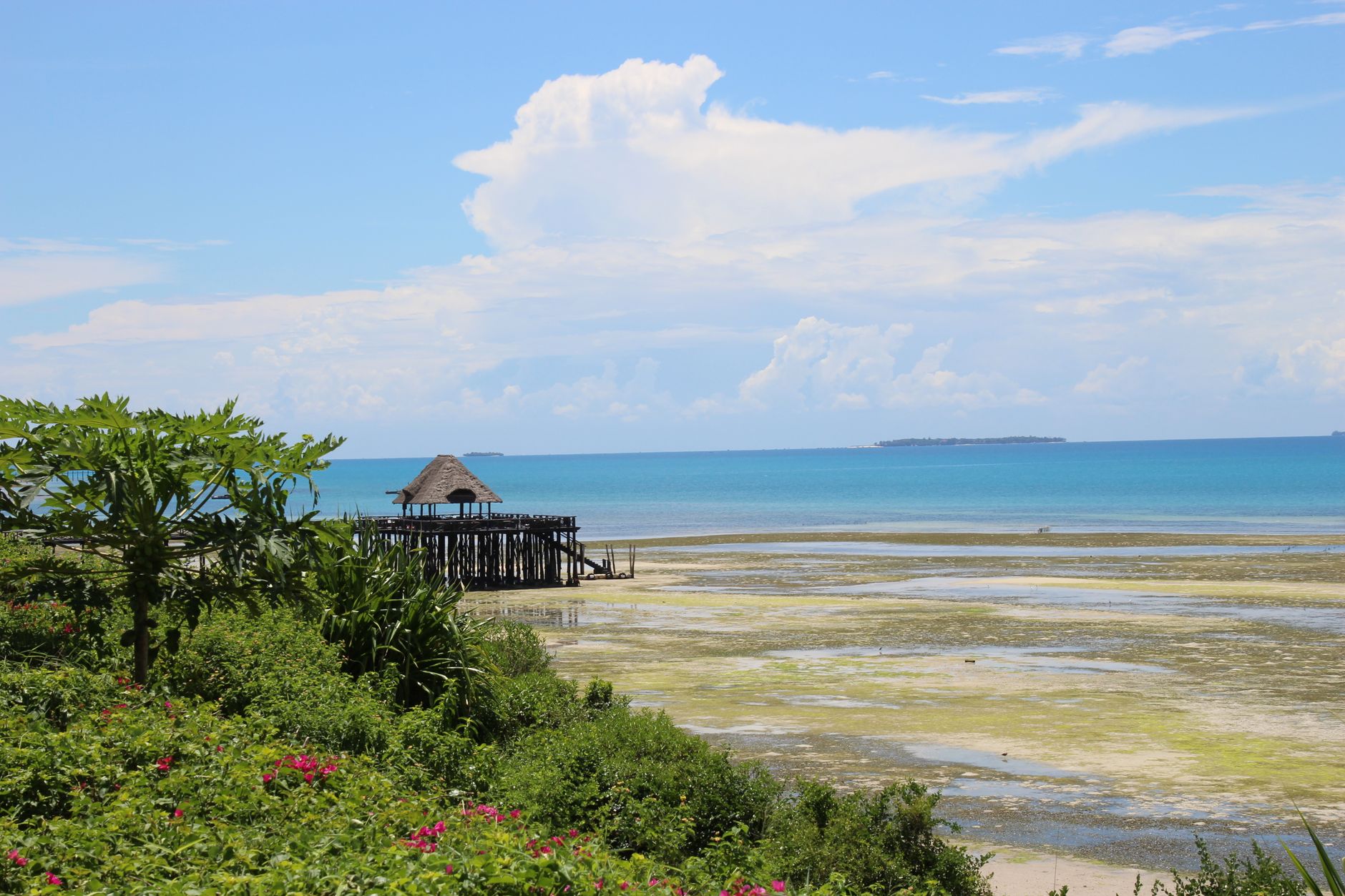 Vista panorâmica da Baía de Pemba com águas cristalinas em Cabo Delgado, Moçambique
