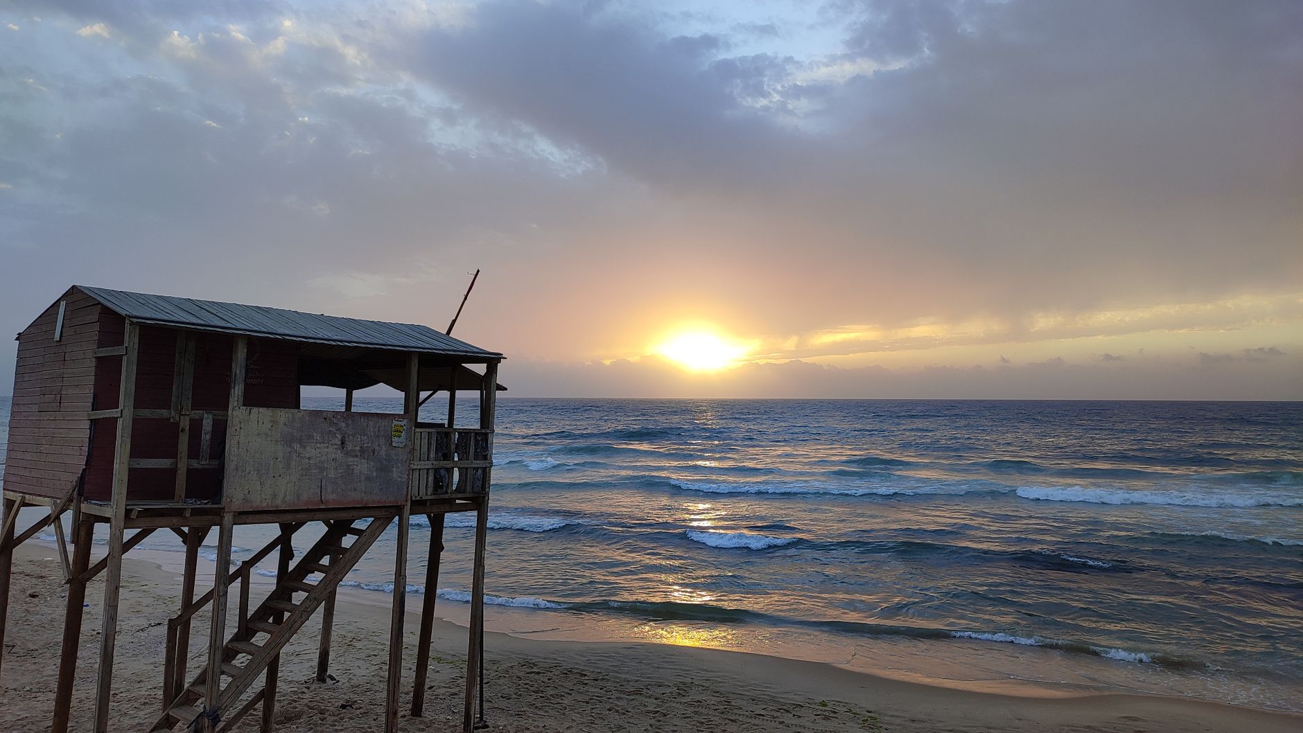 Vista panorâmica da Praia de Ponta do Ouro em Moçambique com o oceano Índico