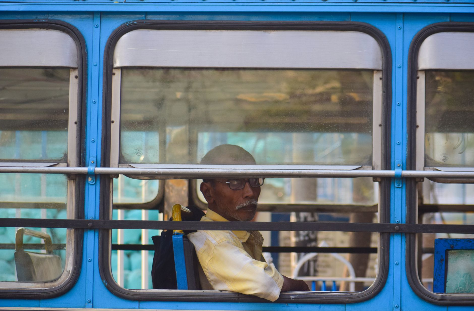 Chapa tradicional de transporte público em movimento nas ruas de Maputo, Moçambique