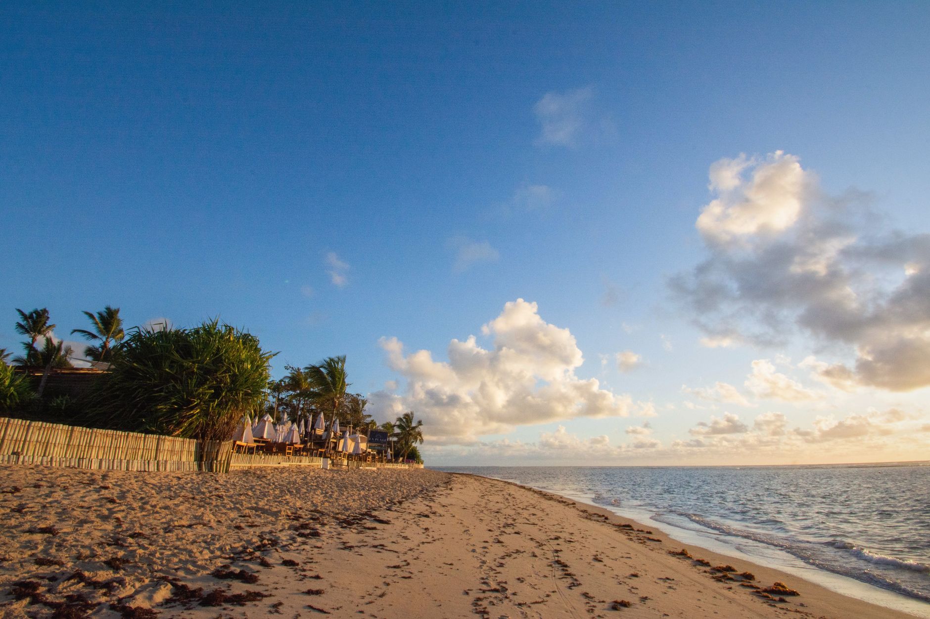 Vista aérea das Ilhas Quirimbas com águas cristalinas e praias de areia branca em Moçambique
