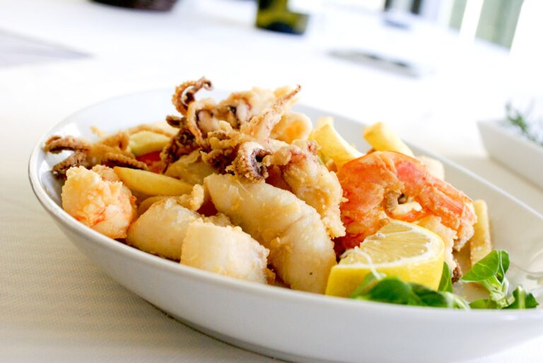Prato de marisco fresco num restaurante à beira-mar em Maputo, Moçambique