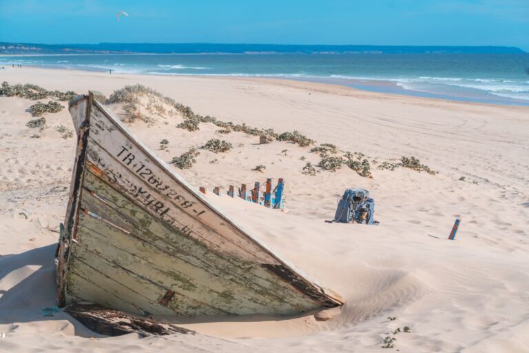 Extensa faixa de areia dourada e ondas cristalinas na Praia de Tofo em Inhambane, Moçambique
