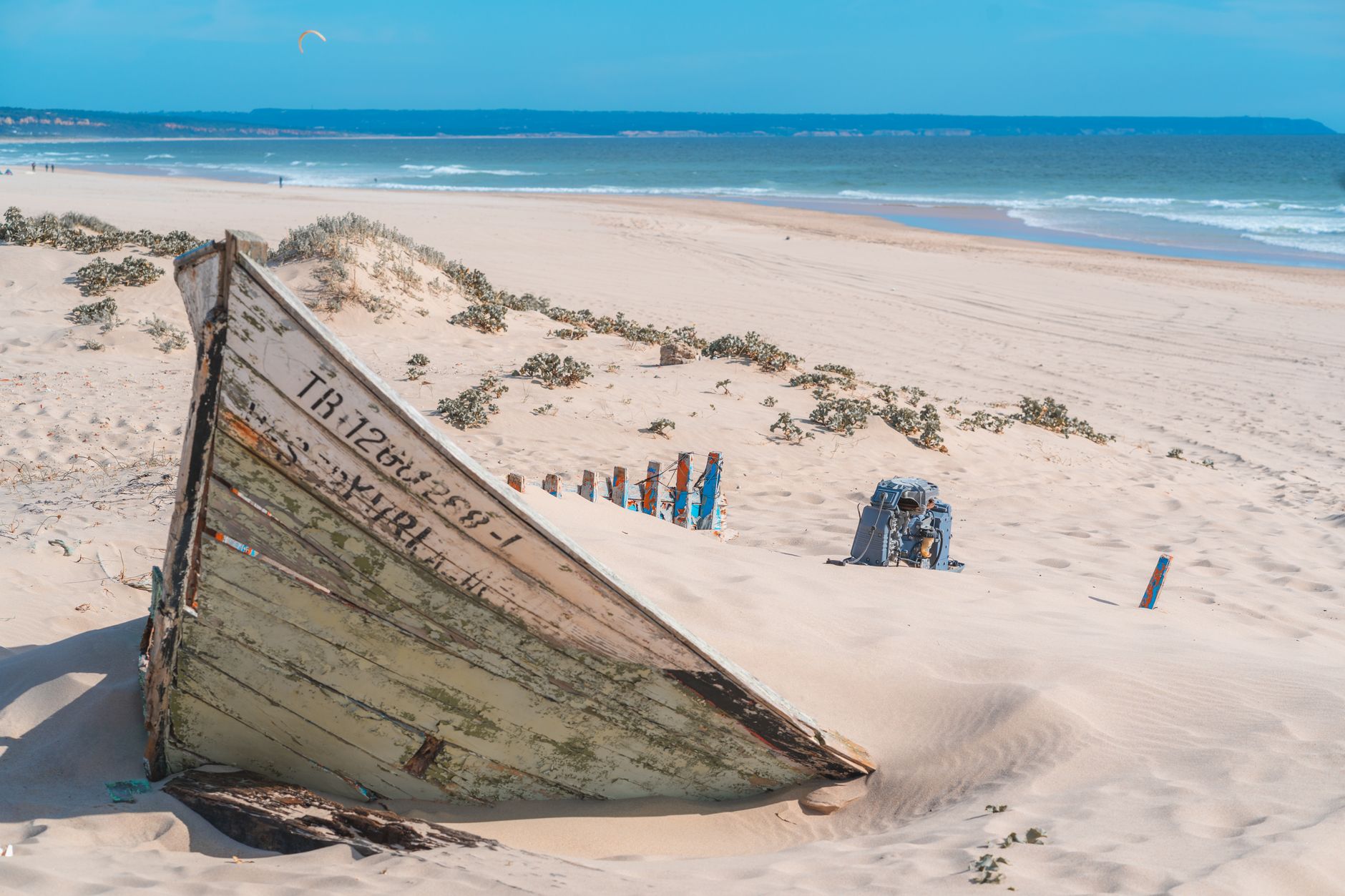 Extensa faixa de areia dourada e ondas cristalinas na Praia de Tofo em Inhambane, Moçambique