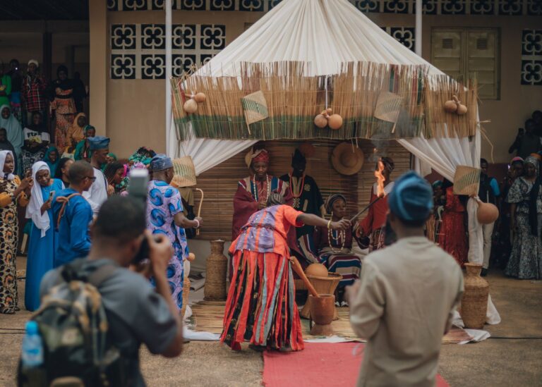 Dancarinos tradicionais em festival cultural em Mocambique