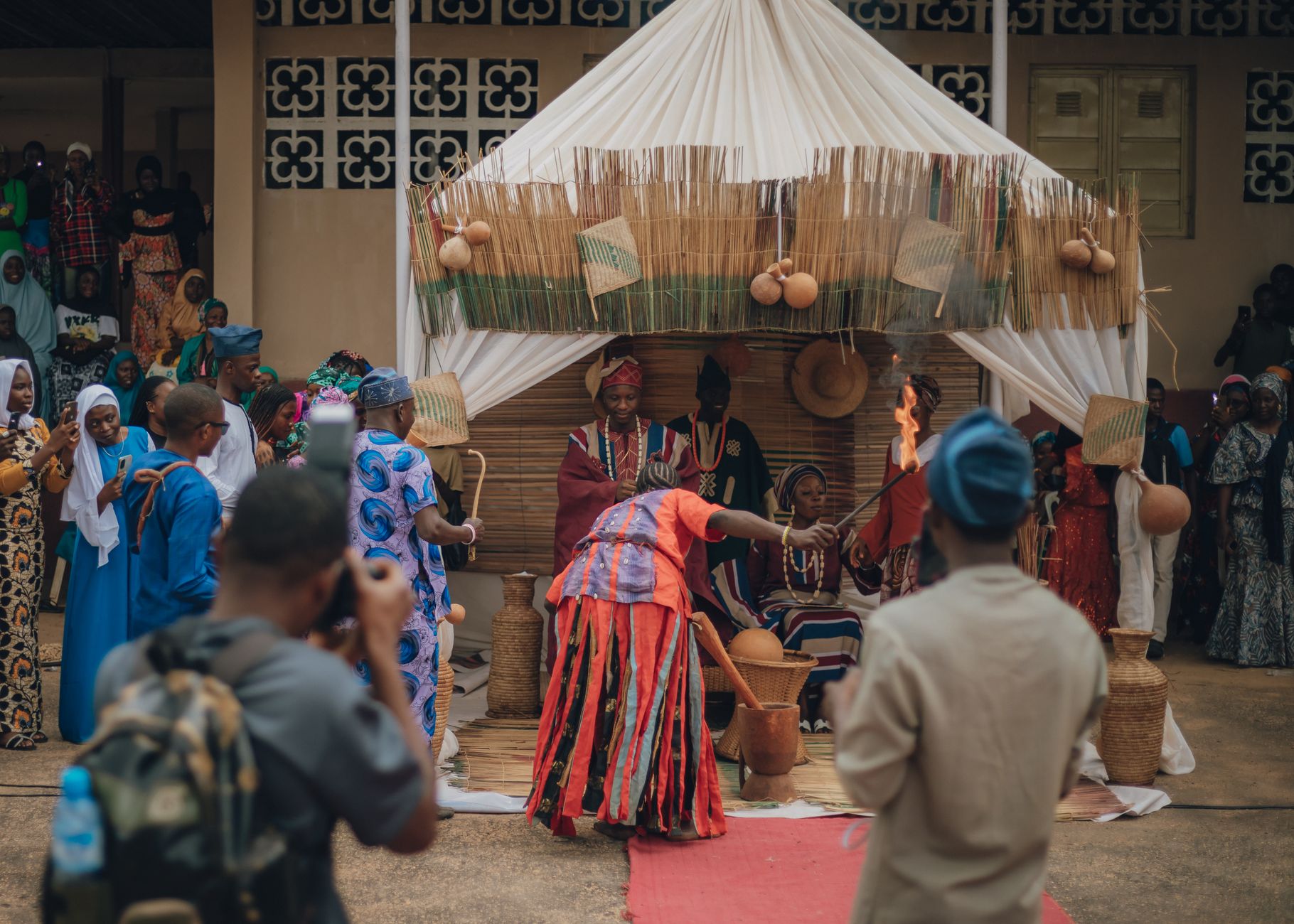Dancarinos tradicionais em festival cultural em Mocambique