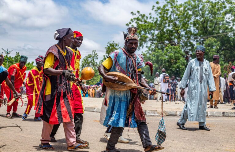 Músicos tradicionais a tocar instrumentos autóctones em Moçambique