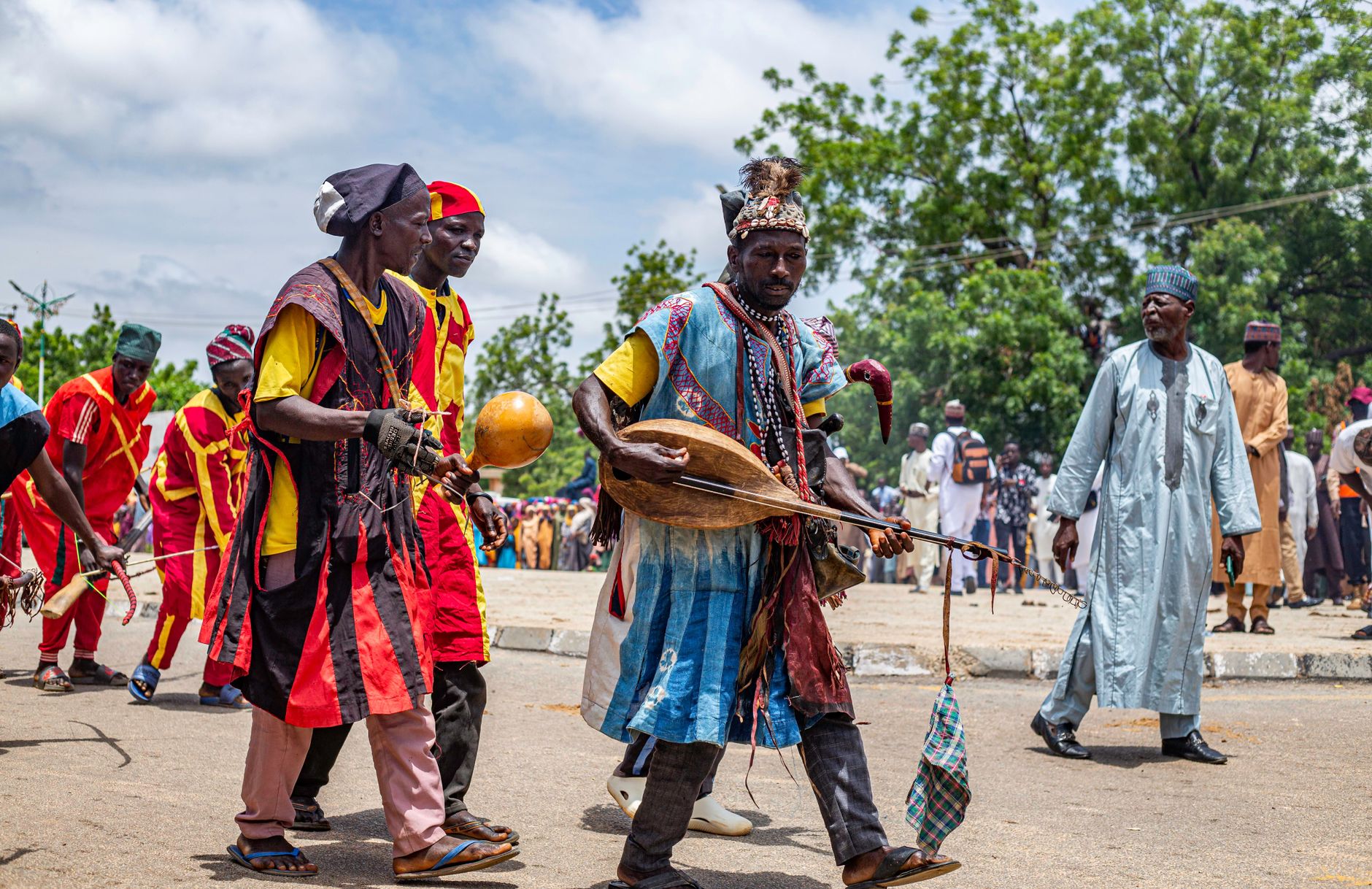 Músicos tradicionais a tocar instrumentos autóctones em Moçambique