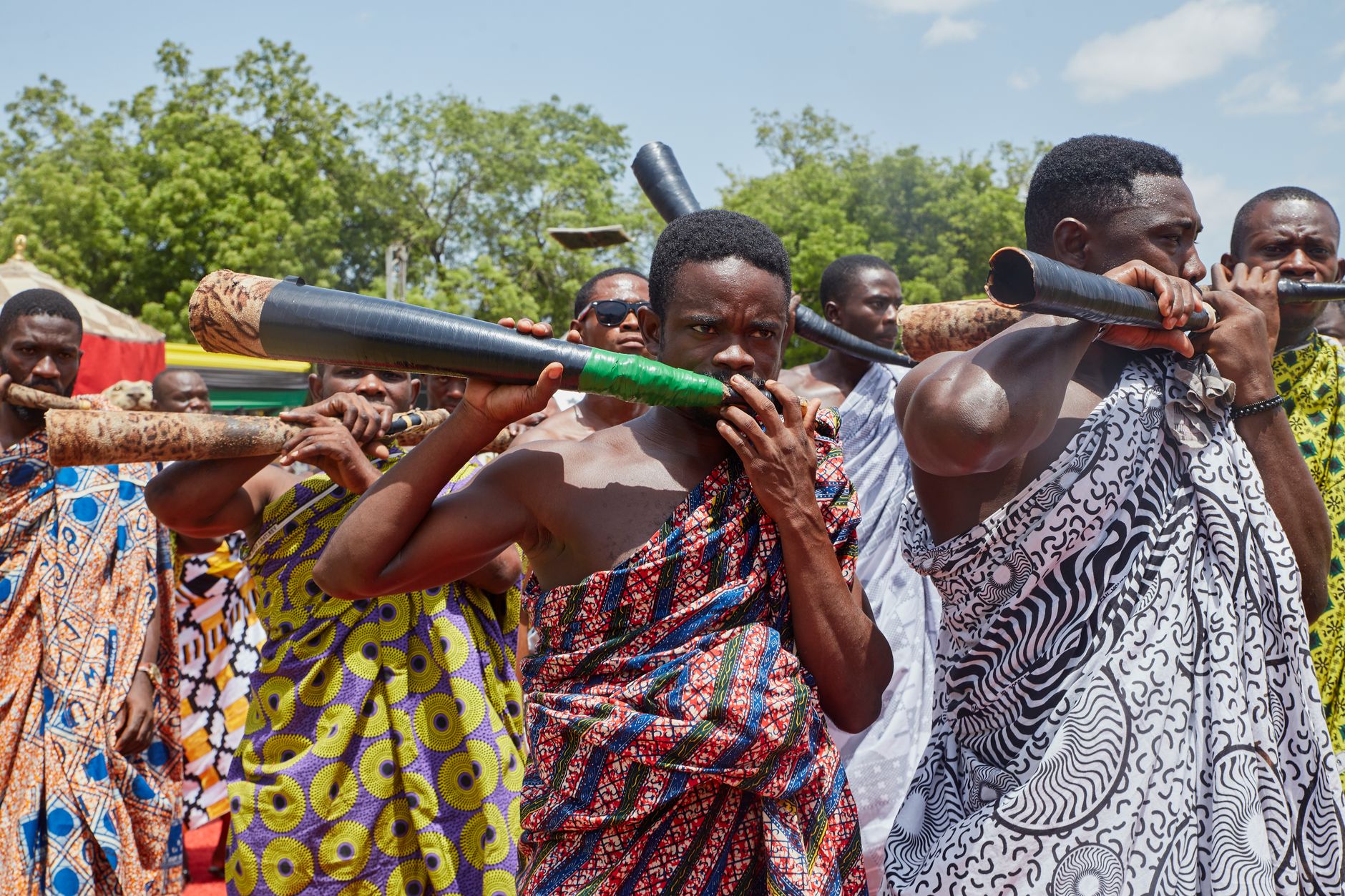 Musicos tocando instrumentos tradicionais em Mocambique