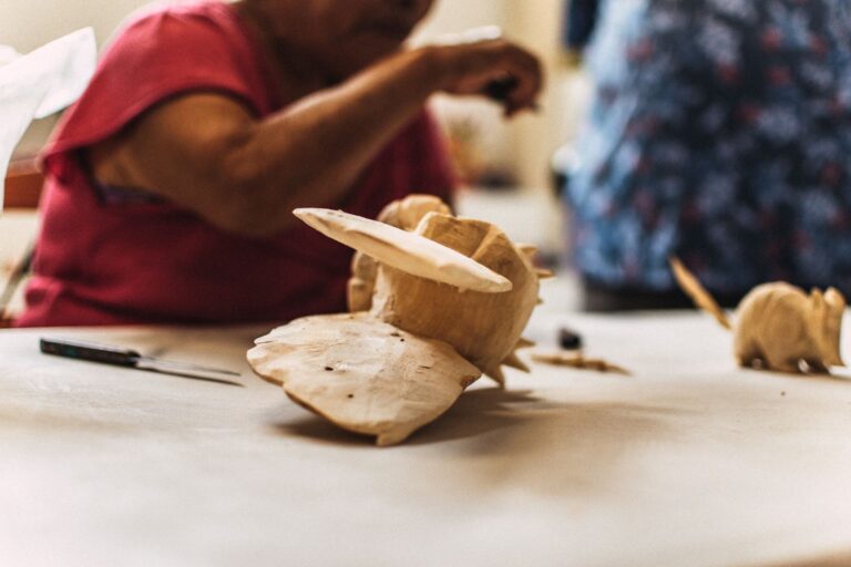 Artesão a esculpir madeira em Moçambique