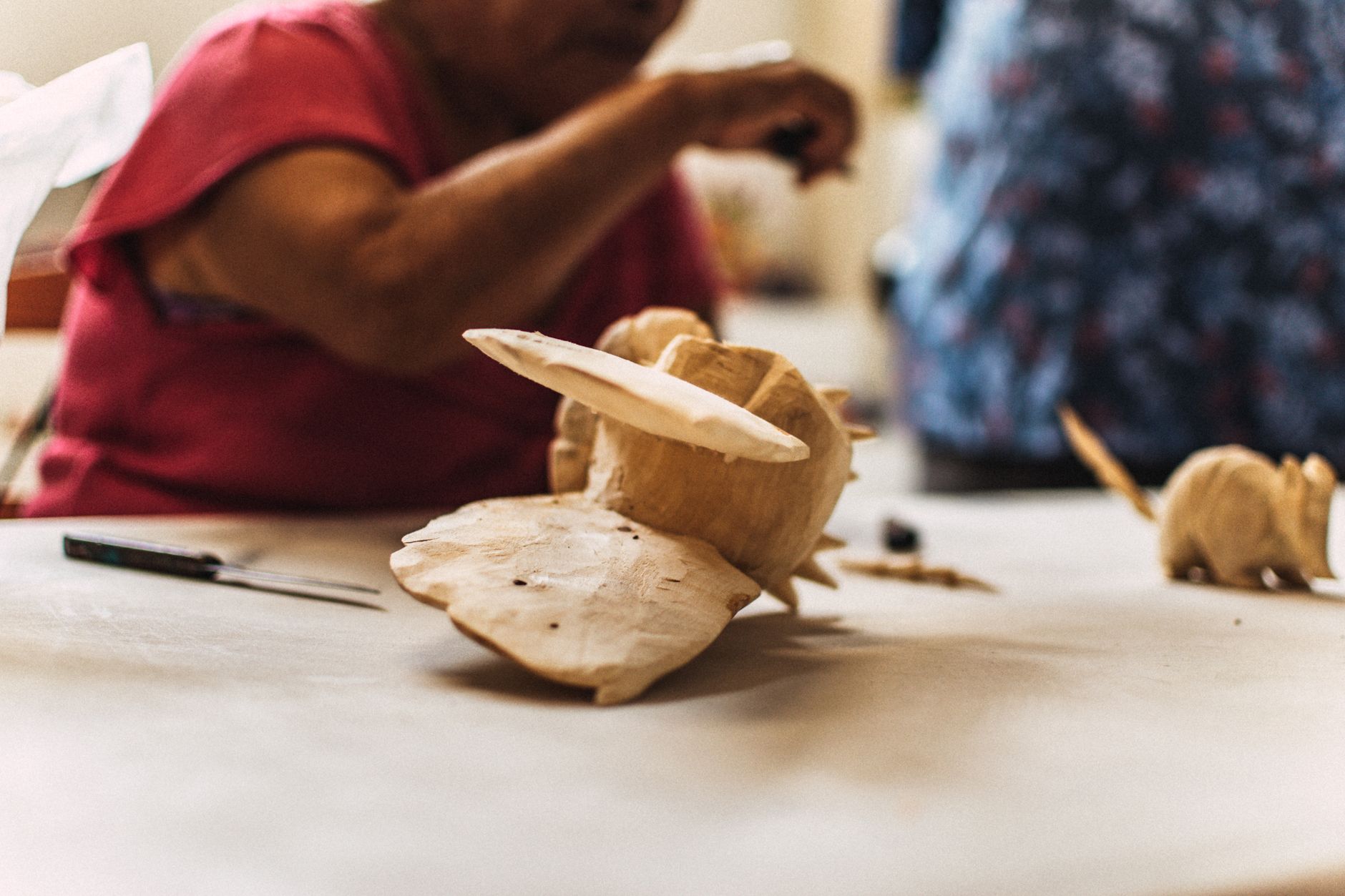 Artesão a esculpir madeira em Moçambique