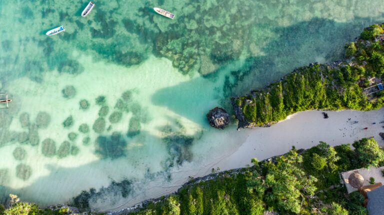 Vista panorâmica da extensíssima Praia de Wimbi com o oceano Índico em Pemba, Moçambique