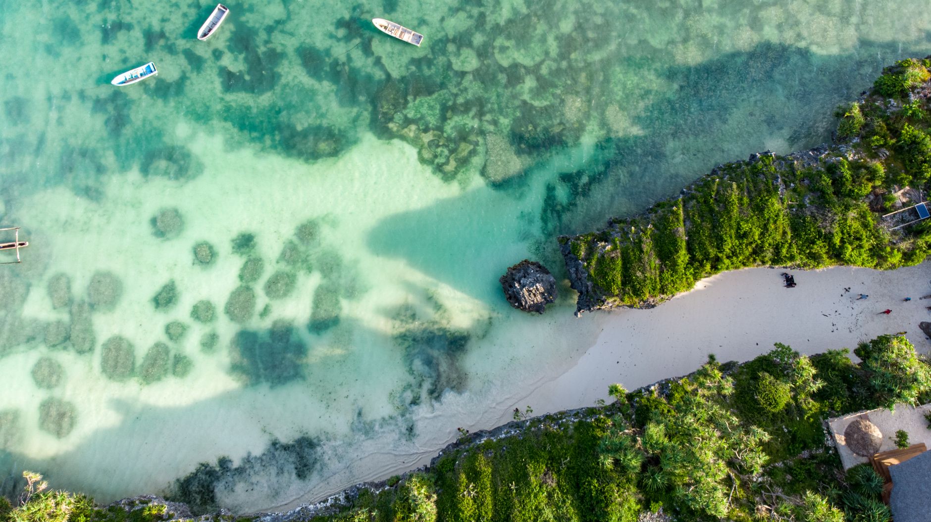 Vista panorâmica da extensíssima Praia de Wimbi com o oceano Índico em Pemba, Moçambique