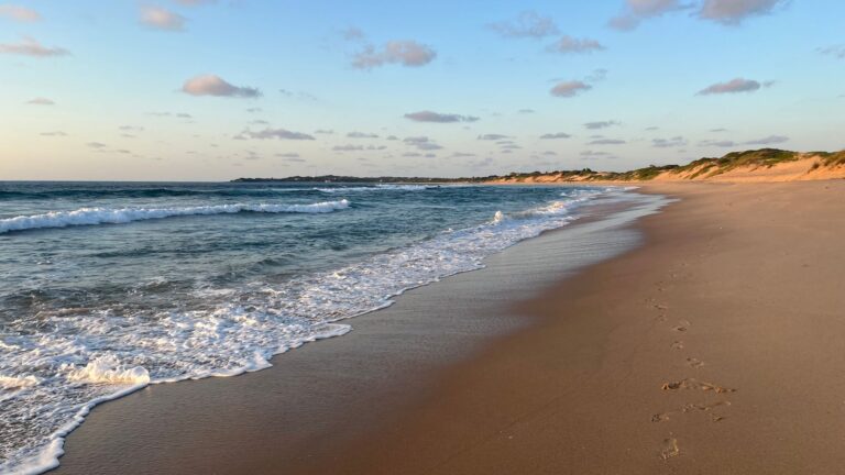 Vista panorâmica da extensíssima Praia de Wimbi com o mar azul turquesa em Pemba, Moçambique