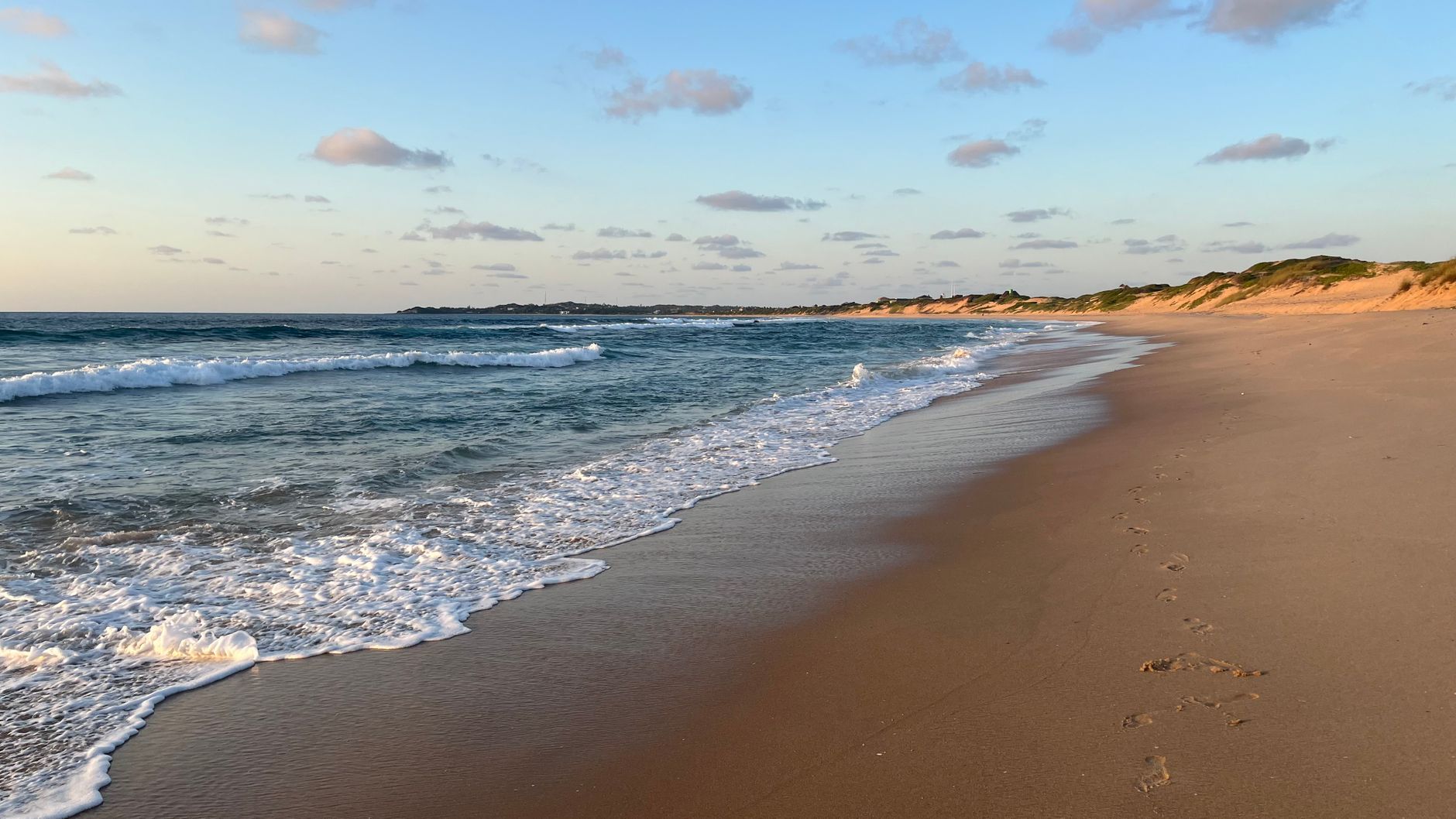 Vista panorâmica da extensíssima Praia de Wimbi com o mar azul turquesa em Pemba, Moçambique
