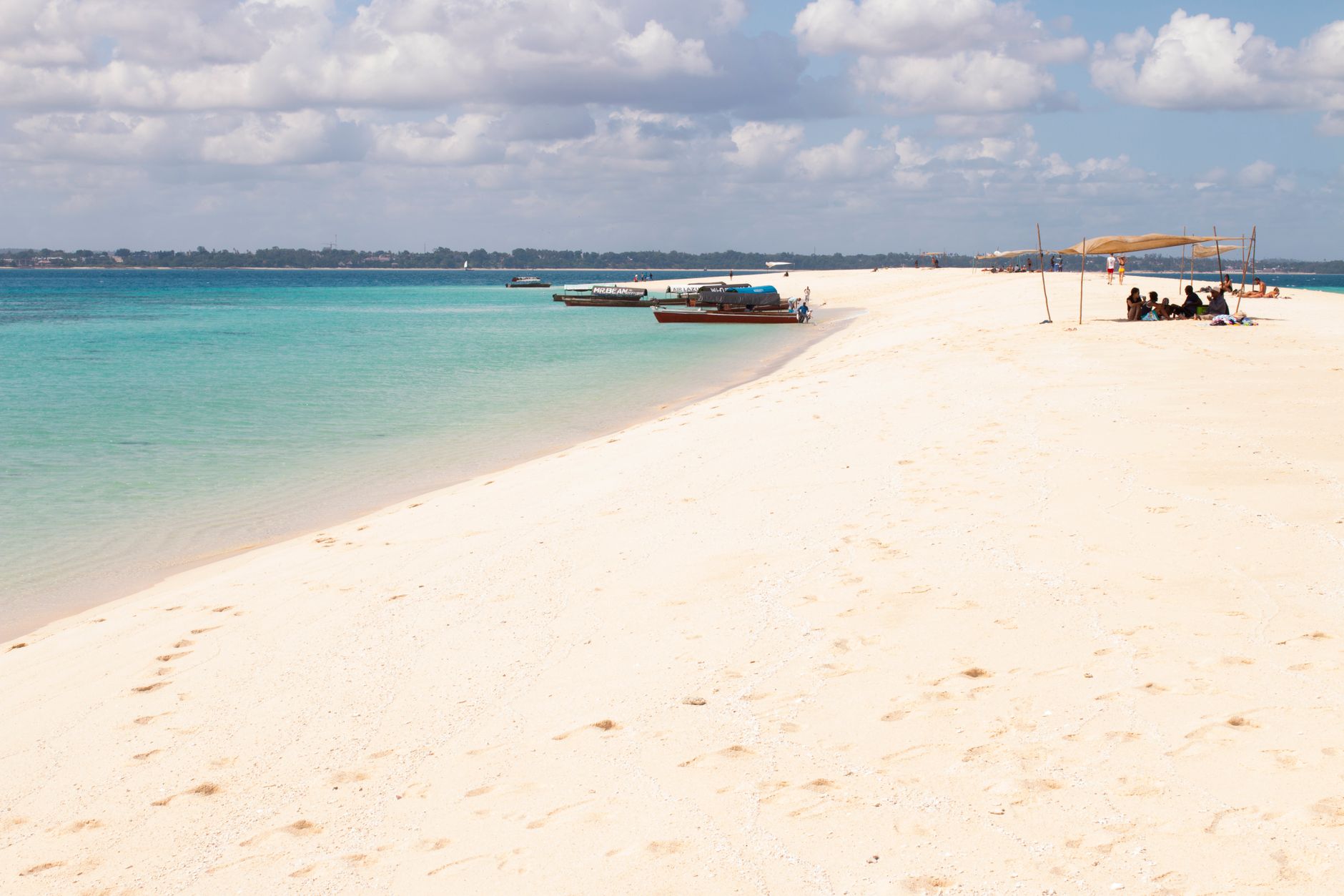 Vista panorâmica da vasta extensão de areia branca e águas cristalinas da Praia de Wimbi em Pemba, Moçambique