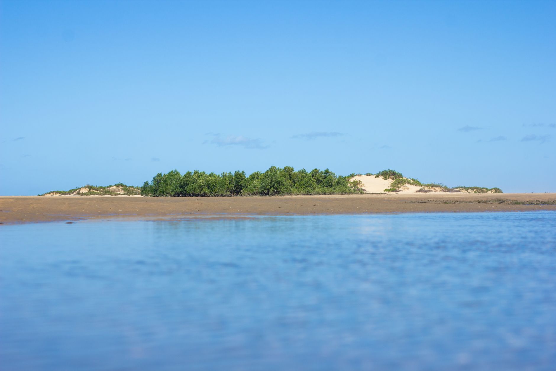 Praia paradisíaca com águas cristalinas em Moçambique