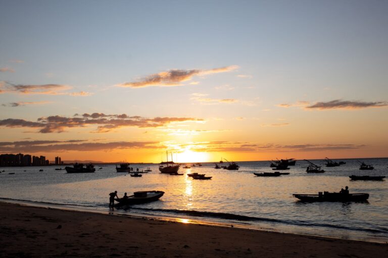 Vista panorâmica da Praia do Bilene e da sua imensa lagoa azul em Moçambique
